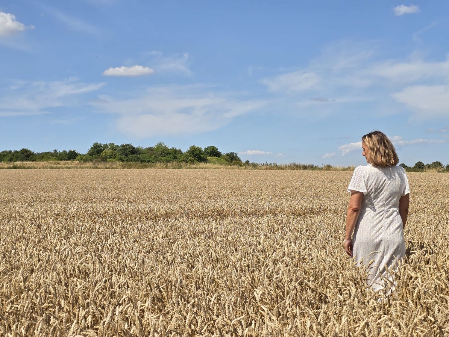 Tanja im weißen Kleid im Kornfeld